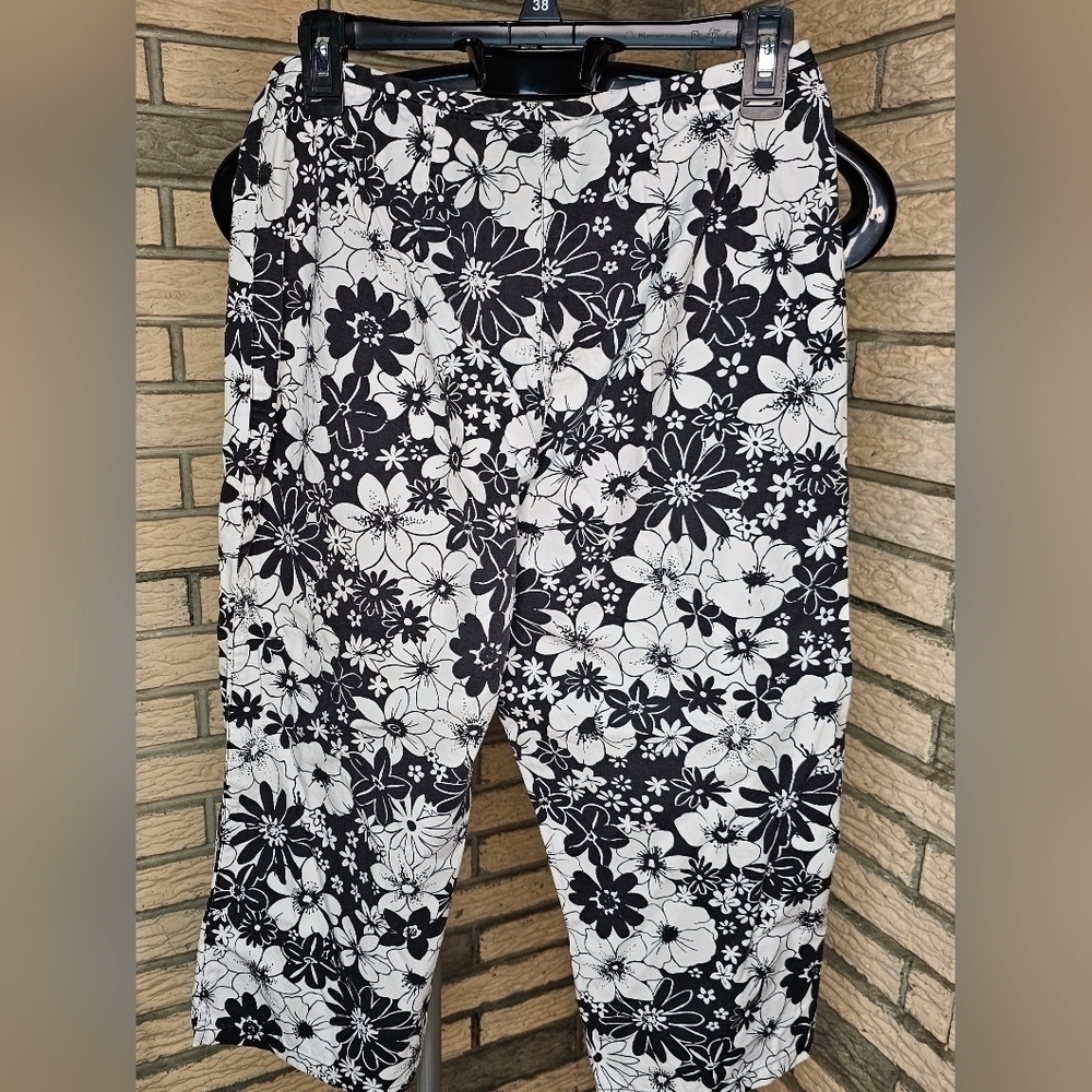 Liz Claiborne Capris sz 8 - Picture 5 of 9